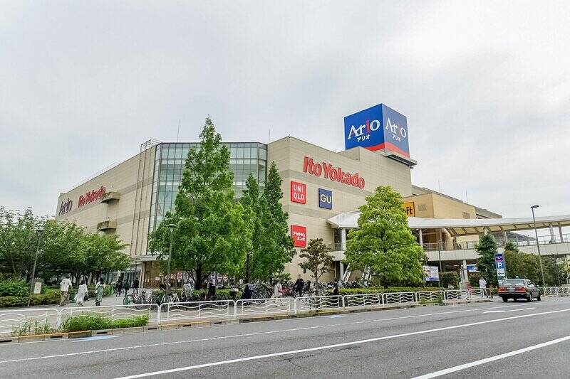 こちらは約100店舗が集まる大型商業施設。定番のファストファッションから、ベビー用品店、100円ショップ、広々としたフードコートまで揃い、イベントも充実! このエリアにお住まいのファミリーにとって心強い存在です。そんな施設が徒歩5分の距離に。なんともうらやましい限りです……♡