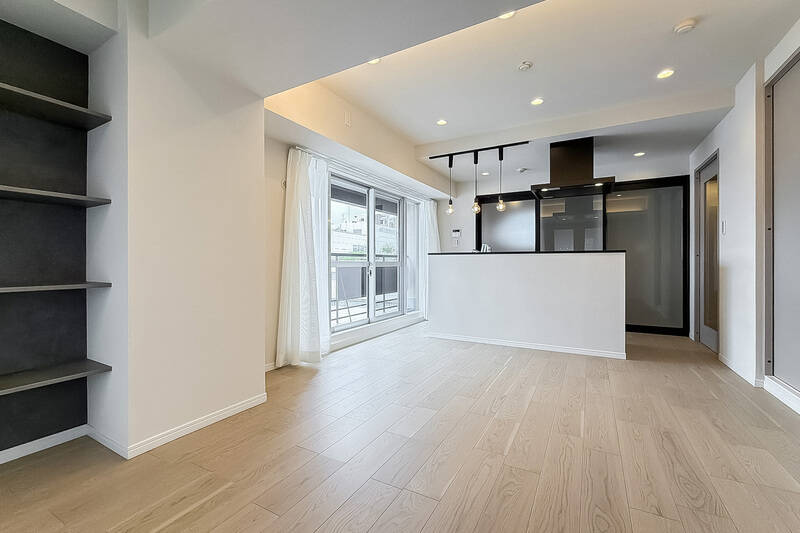 キッチンの周りを回遊できるアイランドタイプ。ブラックのフレームやレンジフードが空間のアクセントになっていますね！