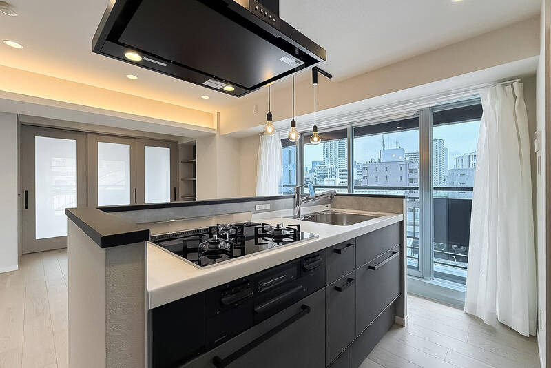 キッチンには、3口コンロと浄水器一体型水栓が備わっています。