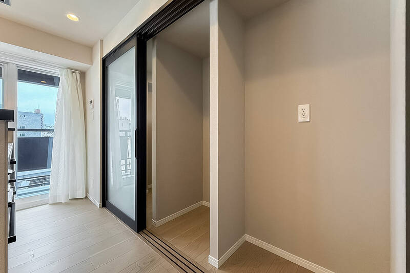 背面のガラス引き戸の中は、冷蔵庫置き場とパントリースペース！ 生活感の出やすいものを扉の中にすっきり収められるため、整った暮らしが叶いそうです。