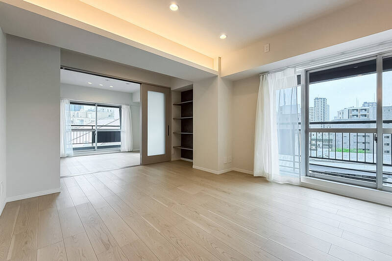 洋室Aとの間は、ガラス入りの引き戸。開け放つことで、より開放感が生まれます。LDKの開口は南向き。