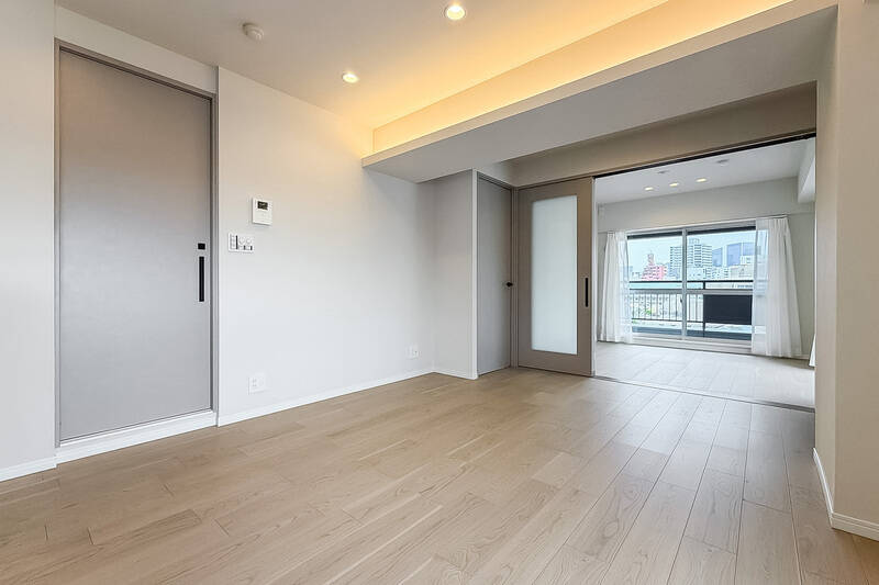 梁を活かした間接照明が入っており、夜にはまた違った雰囲気になりそう。左手の引き戸は洗面室へ、洋室Aの引き戸の横の扉は洋室Bへとアクセスします。