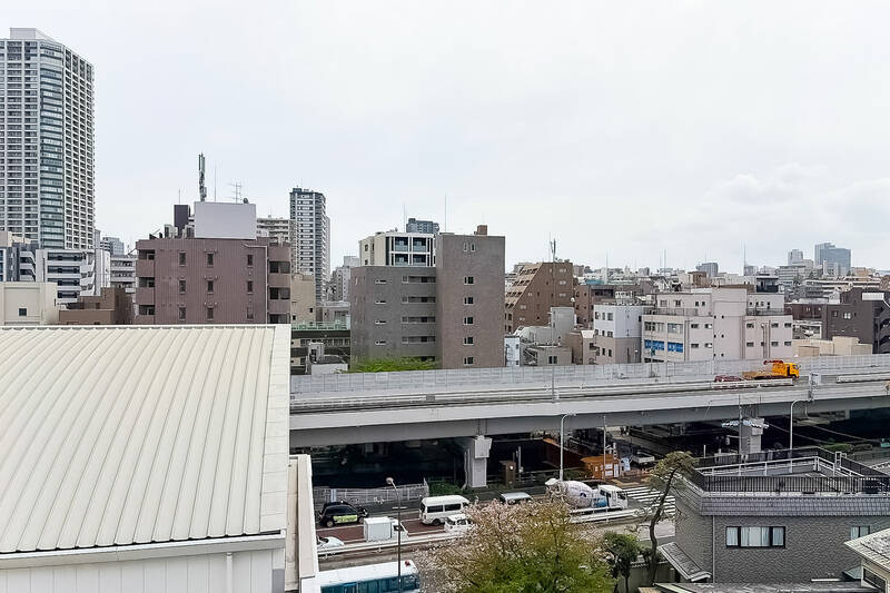 視線の先に明治通りと首都高速が見えます。距離は保たれているため、そこまで気にならないのではと思いました。