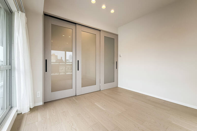 LDKとの間の引き戸には曇りガラスを採用。光は取り込みながら、視線はほどよく遮ってくれます。