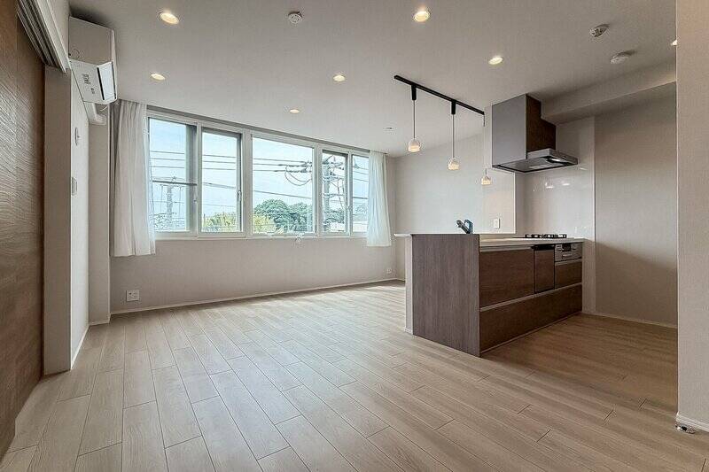 LDKは南向き。大きな窓から心地いい自然光がたっぷり届き、やさしい色合いのフローリングが空間をいっそう明るく見せてくれます。