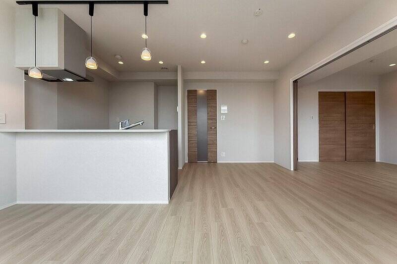 隣接する洋室Aの引き戸をフルオープンにしたカット。天井にはダウンライトを等間隔に配置し、洗練された印象に仕上げています。