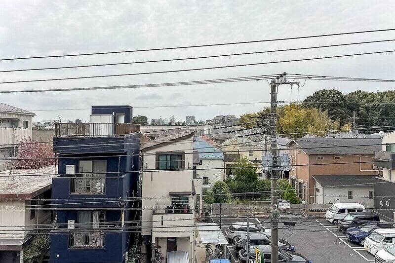 まわりには高い建物が少なく、開放的な景色が広がります。