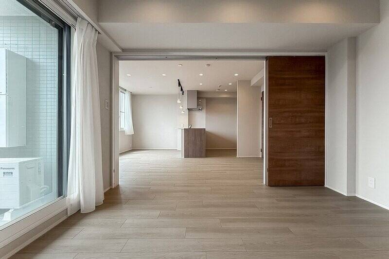 あらためて、洋室AからLDKを見たカット。建具は吊り下げタイプなので、床にレールがなく、扉を開けていてもスッキリとした見た目です。