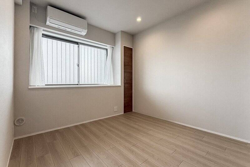 洋室Bの広さは約6帖。共用廊下に面する北向き。エアコンを設置済みで、スリムな扉付き収納のほかにも折れ戸2枚分のクローゼットが備わっています。