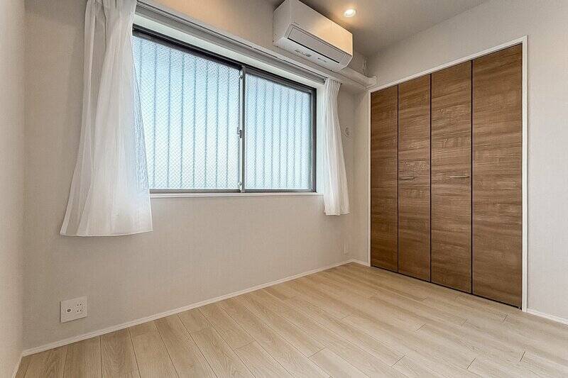 約4.3帖の洋室C。こちらも、エアコンと収納を完備しています。