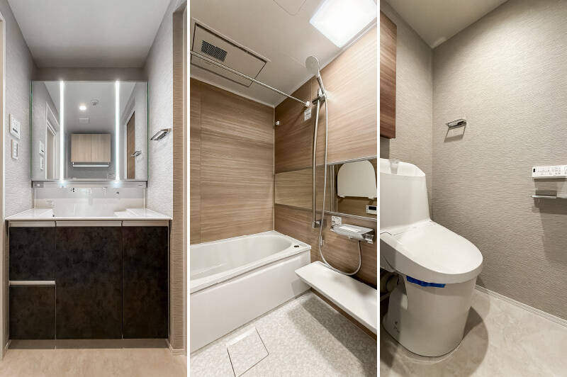 <b>左・</b>三面鏡付きの洗面台。洗面ボウル下の収納力もたっぷりで、散らかりがちなサニタリーまわりを整理整頓できます。／<b>中央・</b>浴室乾燥機・追焚き機能付きのユニットバス。／<b>右・</b>トイレは廊下からアクセスする間取り。上部には吊り戸棚が備わっています。