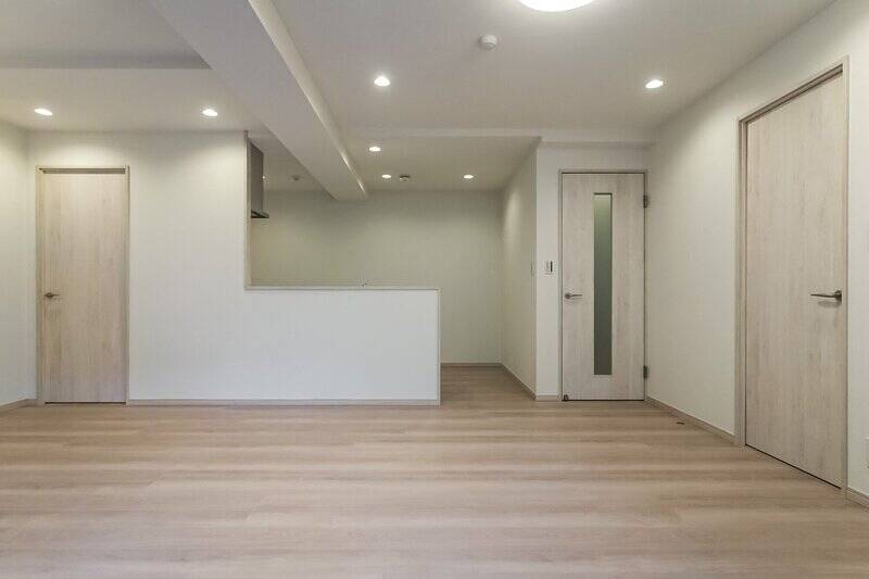 内装は白を基調としたナチュラルな雰囲気。左手の扉から、洗面室へアクセスします。まずはキッチンからご紹介。