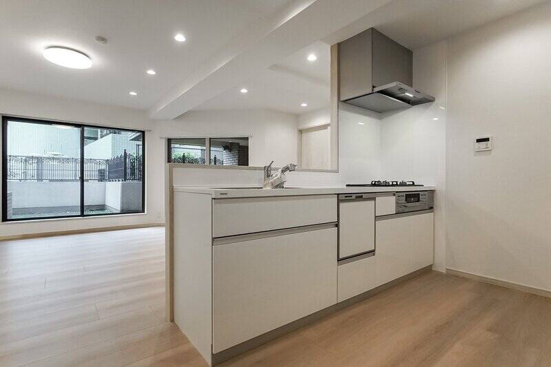 キッチンは、3口ガスコンロ・食洗機・浄水器を完備。背面に、冷蔵庫置き場とカップボードを配置できるスペースを充分に確保しています。