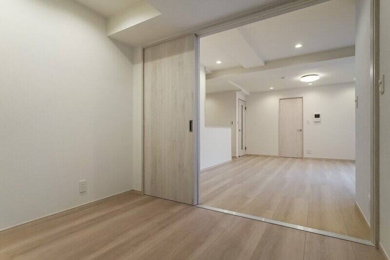 個室としても、LDKの拡張スペースとしても利用可能です。奥に見える扉の先へ進みましょう。