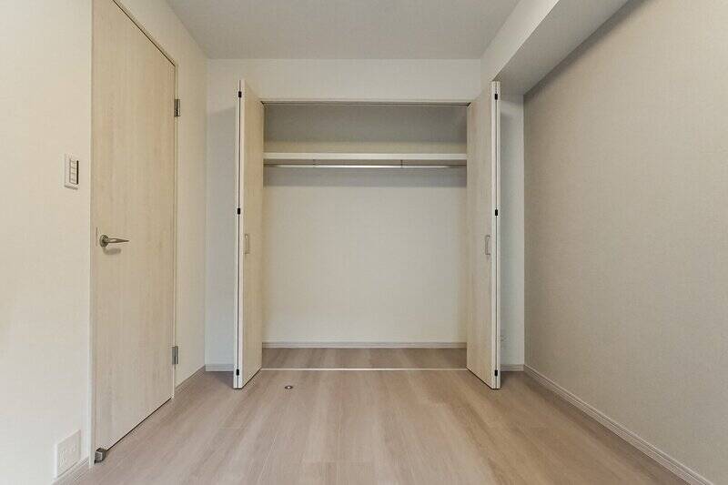 壁一面には、大容量の収納が備わっています。