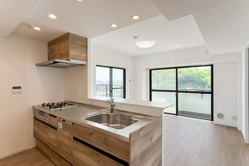 さっそく角住戸の威力を発揮。二面の大きなサッシの外に、ワクワクする景色が広がっています。