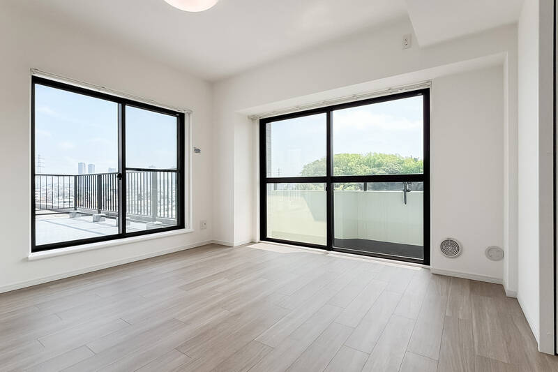 北東側には空と街並み、南東側にはこんもりとした緑が。