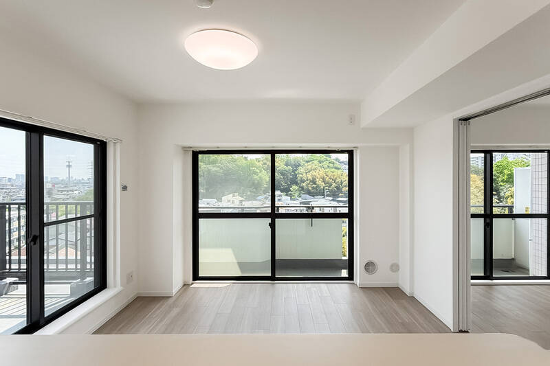 シンク前に立ったときの眺め。これからご紹介する洋室Aの引き戸を開け放てば、視界に入る掃き出し窓は全3つに!