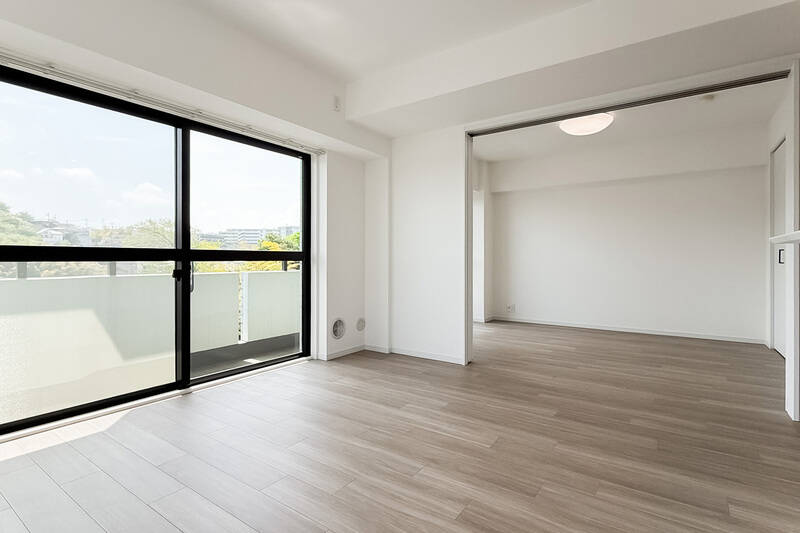 引き戸は袖壁にぴたっと収まり、床にレールがないためリビングダイニング(LD)と違和感なく一体的に使えそう。