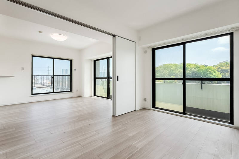 洋室がふたつで足りる場合、思い切って引き戸と袖壁を撤去し、2LDKにするのもいいかもしれません。一層気持ちのいい空間になりそうです。