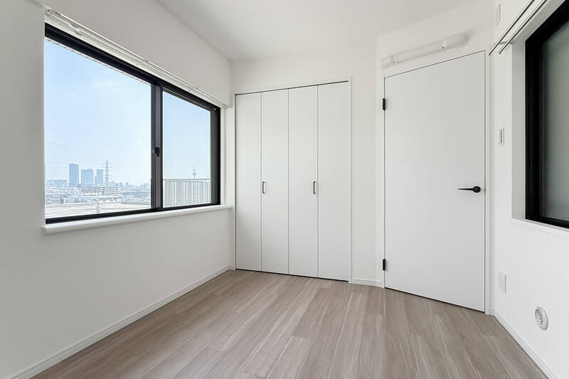 向かい合わせの二面に窓があり、住戸イチ風通しのよさそうな居室。左に写る窓はルーフバルコニーと同様北東向きです。