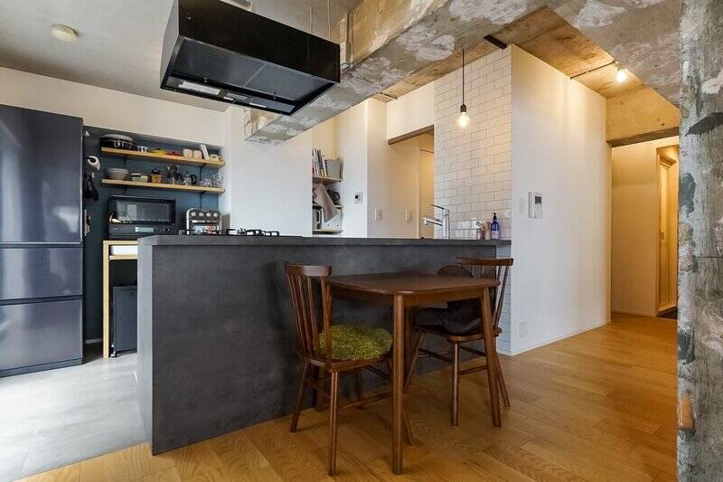 オープンタイプのキッチン。カウンター付きで、配膳前の料理を置いておけるのは便利なポイントです。壁面のタイル貼りもかわいらしいですね♪