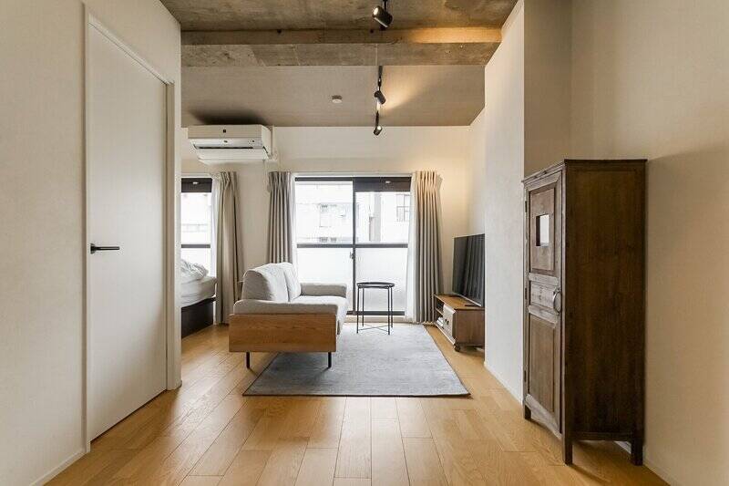 開放感があるリビングスペース。収納は、ベッドスペース横のウォークスルークローゼット（WTC）や収納家具をご活用ください。