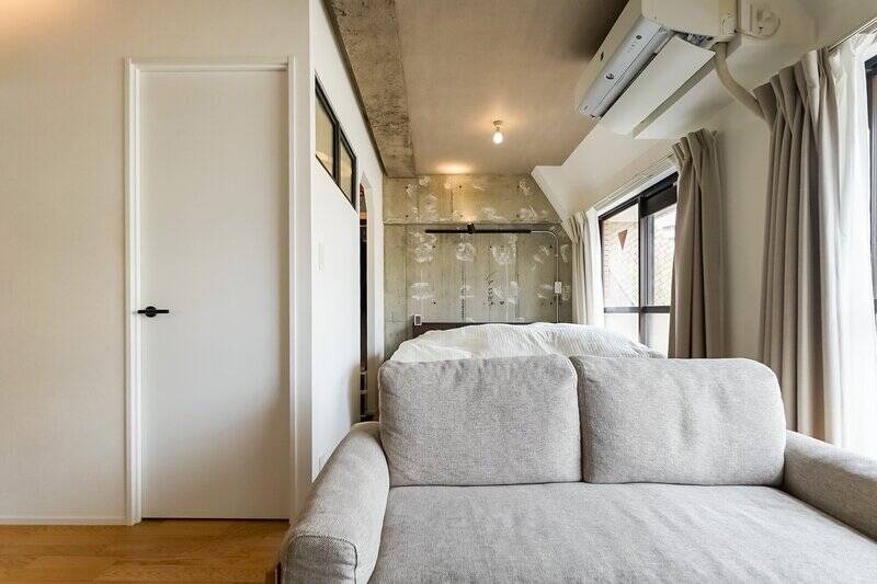 写真左の扉から書斎にアクセス可能。奥にはベッドスペース、隣にはWTCがあります。