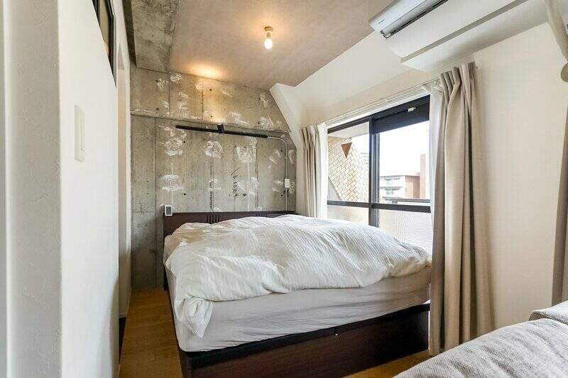 ベッドスペースは、ダブルベッドが置ける広さが確保されています。東向きの窓から差し込むさわやかな朝日で、気持ちよく朝を迎えられそうです。