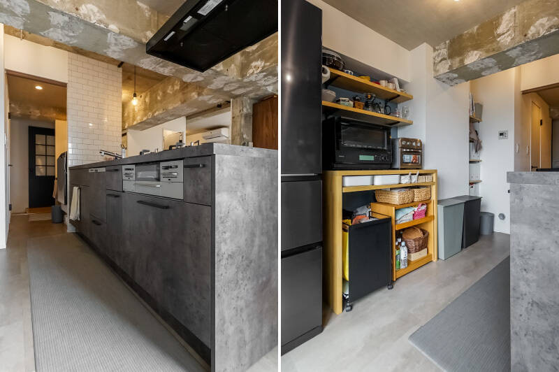 <p><b>左・</b>3口コンロ、食洗機が備わっています。床はタイル貼りを採用。水や汚れに強く、普段のお手入れがしやすいです。／<b>右・</b>お気に入りのキッチン雑貨を飾るように収納できる、オープンシェルフが備わっています。</p>