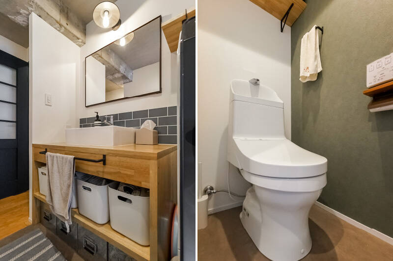 <p><b>左・</b>洗面室はキッチン、玄関からアクセス可能。木製の洗面台、タイル貼りの壁面、ブラケットライトなど内装にこだわりを感じます。／<b>右・</b>落ち着いた雰囲気のトイレ。</p>