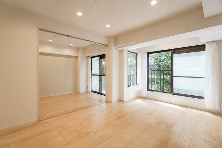 サングラスを下げて