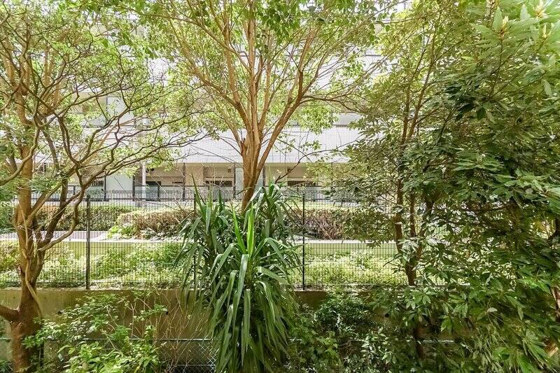 こちらは2階の住戸です。お向かいのマンションとの間には目隠しの植栽や生垣があり、視線に神経質になる必要はなさそう。