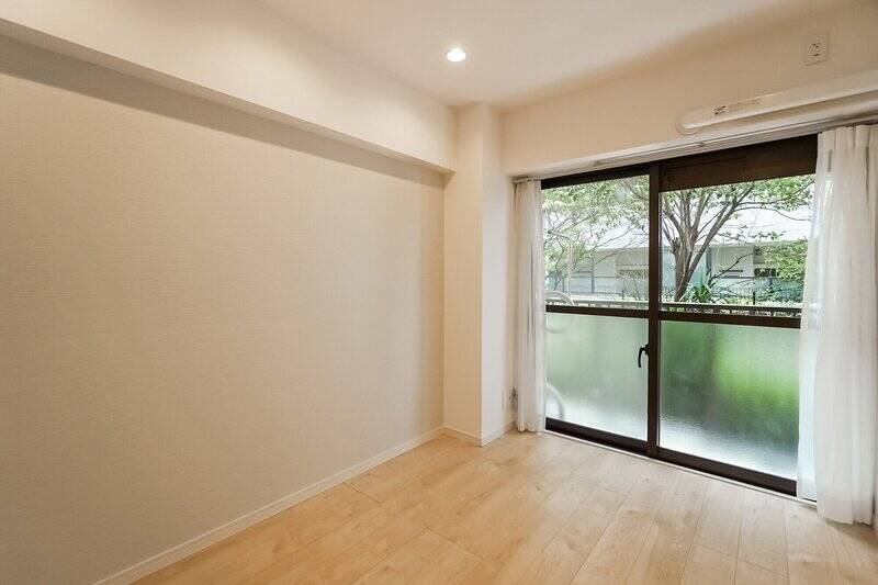 LDKの隣にある洋室A。ダブルベッドを置いて主寝室にしてもいいし、シングルベッド＆デスクを置いてお子さま部屋にするのもよさそう。