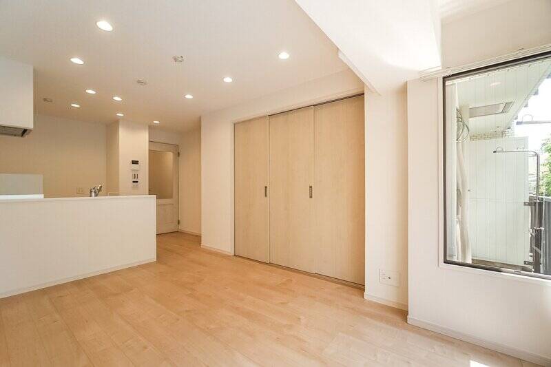 洋室Aの引き戸を閉めるとこんな感じ。明るい色味の建具なので、閉めていても圧迫感が出にくいのがGOODです。