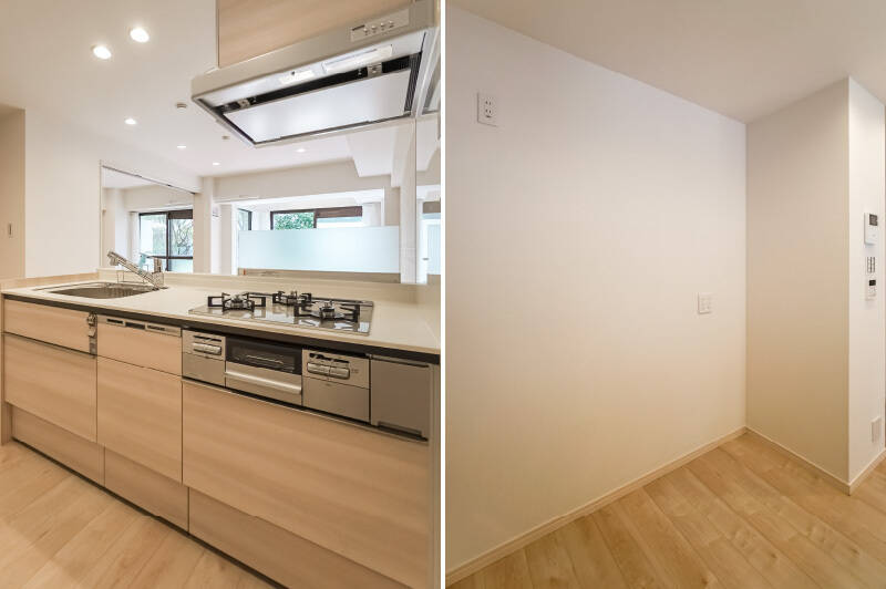 <b>左・</b>食洗機や浄水器付き水栓を完備した対面型キッチン。お料理しながら緑が見えるって贅沢ですね♡／<b>右・</b>背後には冷蔵庫や食器棚を置くためのスペースが。家電を配置することを見越して、コンセントは高めの位置に設けられています。