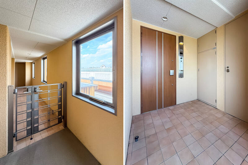 窓があり明るい共用廊下。門扉の先には約13㎡の専用ポーチ。玄関扉の前にはコンパクトなトランクボックスも備わっています。