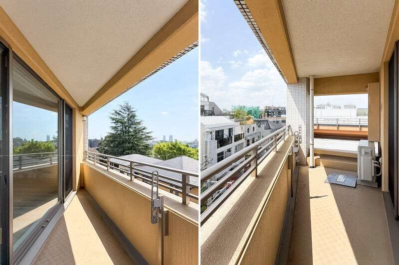 屋根のかかったバルコニーは三角の形状。段差を隔て、奥のルーフバルコニーへと繋がっています。