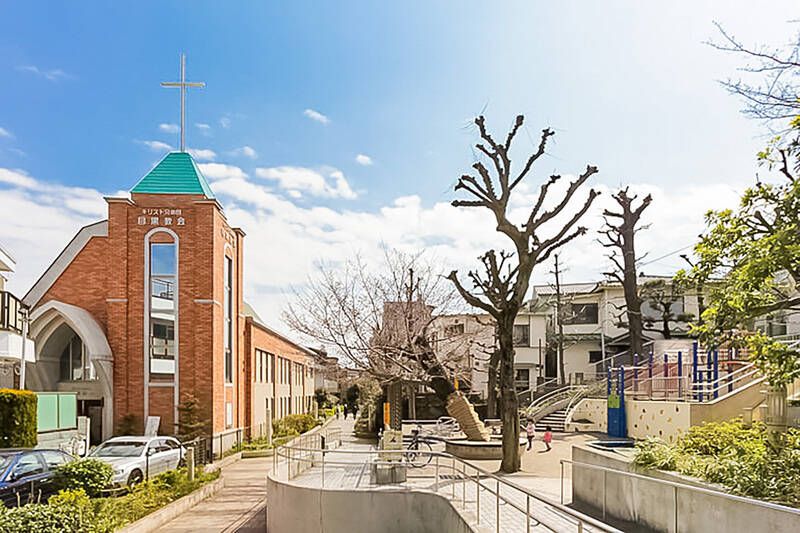 蛇崩川緑道の北側にあたる上目黒3丁目一帯は、高台に位置する第一種低層住居専用地域。現在の住居表示には存在しませんが、明治期の古地図で  “諏訪山” と書かれた記録が残っているそう。写真は「キリスト兄弟団目黒教会」と、その向かいにある「上四児童遊園」。（徒歩5分）