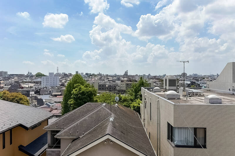 第一種低層住居専用地域に指定されていることもあり、周囲の建物はこちらより背が低く、こんなにも気持ちのいい景色が待ち受けています。さすが高台の最上階ですね。
