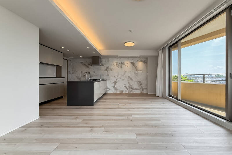 スッキリとした間取りなので家具はいかようにもレイアウトできそう。キッチン前をダイニング、撮影地あたりをリビングにすると効率がよさそうです。