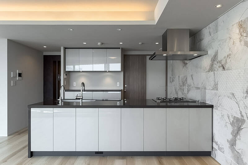 面材はグレー、カウンタートップはブラック。モノトーン調で落ち着いた設えです。