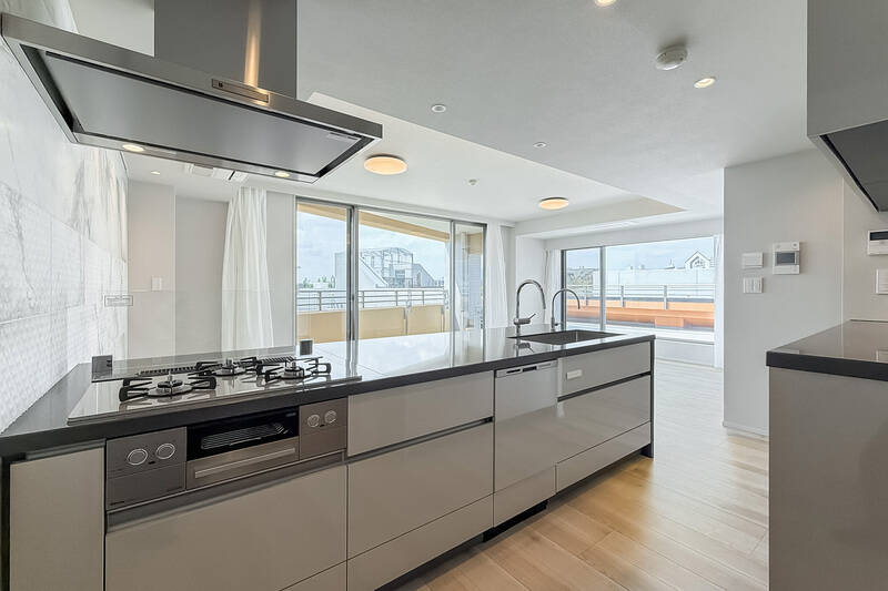 お料理をしていても、この開放感。次に、カップボードの隣の引き戸を開けてみると……