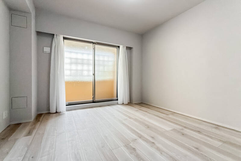 玄関を挟んで、北東側にふたつ居室が並んでいます。