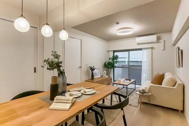 まずは約14.4帖のLDKからご紹介。南東向きの窓からの光がやさしく広がる空間です。