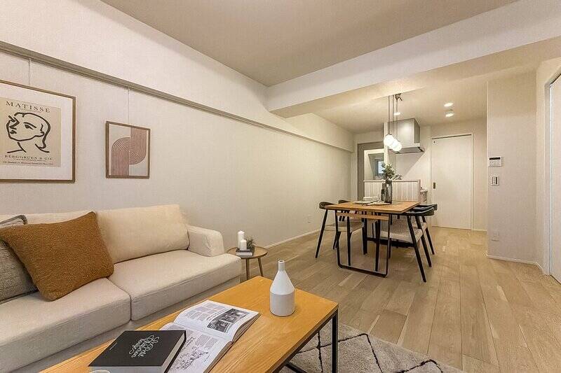 縦方向に長く、リビング・ダイニング、それぞれのスペースがゾーニングしやすい間取り。LDK入口の建具は、ガラス入り戸なので、廊下にある窓からも採光を感じられます。