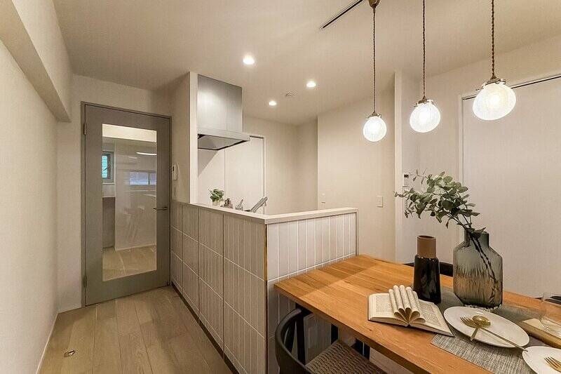 腰壁に縦長のタイルがあしらわれた、可愛らしいキッチン。カウカモのオリジナル仕様です。