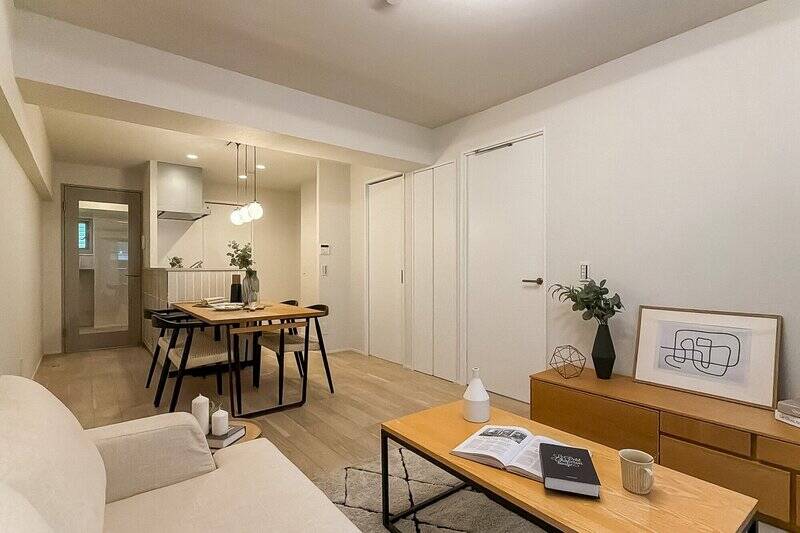 ふたつの洋室には、LDKからアクセス。順に見ていきましょう! 右手前から洋室A、収納、洋室Bの扉が並んでいます。