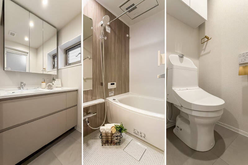 <b><b>左・</b></b>洗面台はグレートーンで落ち着いたデザイン。こちらもカウカモオリジナル仕様です。四角い小窓がなんだか可愛いですね。/<b>中央・</b>1216サイズのユニットバス。浴室乾燥機が備わっています。/<b><b>右・</b></b>トイレは廊下側に独立。吊り戸棚付きです。