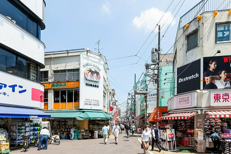 暮らしの舞台は、「学芸大学」（駅徒歩11分）。2024年には某グローバルメディアにて、 “世界で最もクールな街” のひとつに選ばれています。東西に延びた商店街には、個性的なお店がずらり。楽しそうな暮らしのイメージが浮かんできます。